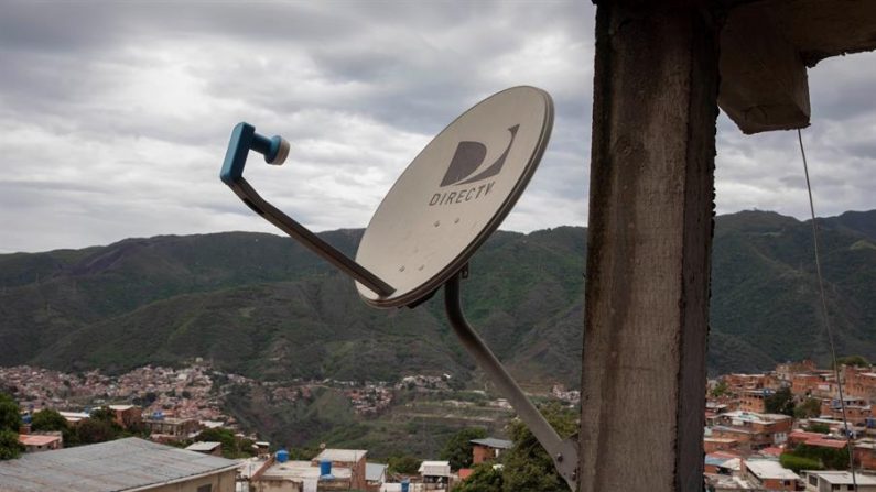 Vista el 7 de julio de 2020 de una antena de DirecTV sin servicio, en una casa de Caracas (Venezuela). EFE/RAYNER PEÑA R