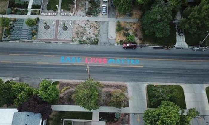 Un mural de "Baby Lives Matter" en Salt Lake City, Utah. (@taylerusa vía Instagram)