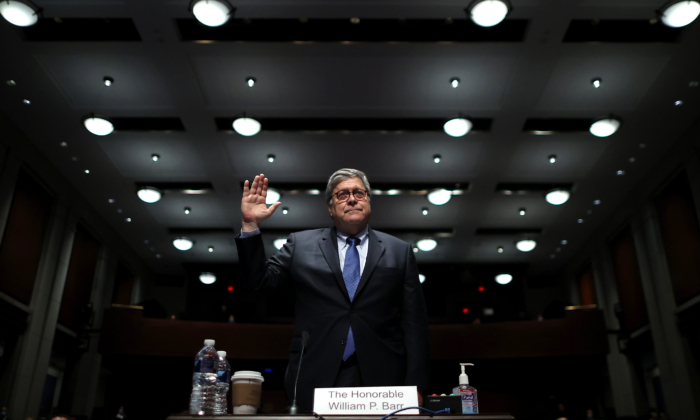 El Fiscal General William Barr presta juramento antes de testificar ante el Comité Judicial de la Cámara de Representantes en el Auditorio del Congreso en el Centro de Visitantes del Capitolio de EE.UU. el 28 de julio de 2020, en Washington. (Chip Somodevilla/AFP vía Getty Images)