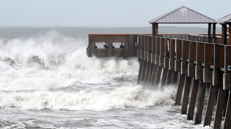 En la imagen, un muelle es golpeado por las fuertes olas en la época de huracanes. EFE/Jim Rassol/Archivo
