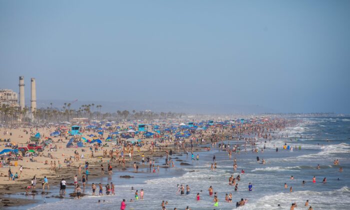 La gente disfruta de la playa durante la pandemia del virus del PCCh en la Playa Huntington, California, el 14 de junio de 2020. (Apu Gomes /AFP vía Getty Images)