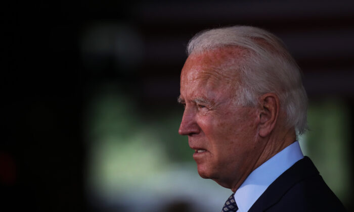 El presunto candidato presidencial demócrata Joe Biden habla en las instalaciones de Industrias McGregor en Dunmore, Penn., el 9 de julio de 2020. (Spencer Platt/Getty Images)