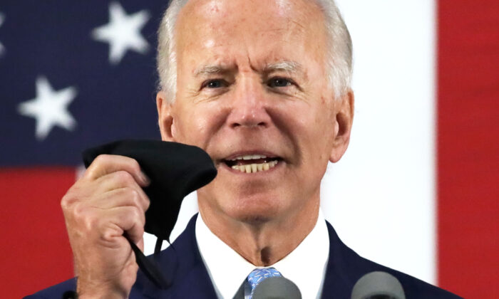 El candidato presidencial demócrata y exvicepresidente Joe Biden sostiene una mascarilla mientras habla durante un evento de campaña en Wilmington, Delaware, el 30 de junio de 2020. (Alex Wong/Getty Images)