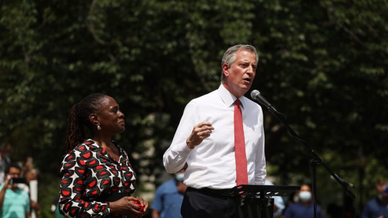 El alcalde de Nueva York, Bill de Blasio, habla a unas 10,000 personas mientras se reúnen en el Cadman Plaza Park de Brooklyn para un servicio conmemorativo de George Floyd, en la ciudad de Nueva York, el 4 de junio. (Spencer Platt/Getty Images)