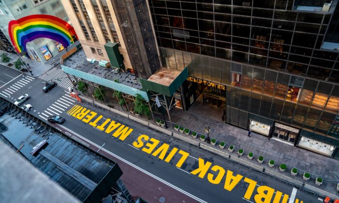 Una vista aérea del mural de "Black Lives Matter" en la 5ª Avenida de la ciudad de Nueva York el 13 de julio de 2020. (David Dee Delgado/Getty Images)