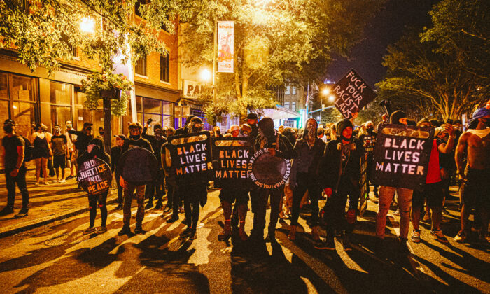 Las personas llevan escudos caseros de Black Lives Matter y marchan frente a los manifestantes en Richmond, Virginia, el 25 de julio de 2020. (Eze Amos/Getty Images)