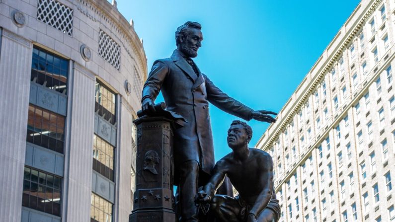 La estatua de Abraham Lincoln (erigida en 1879 por Thomas Ball) en la Park Square de Boston, Massachusetts, el 16 de junio de 2020. (Joseph Prezioso/AFP vía Getty Images)