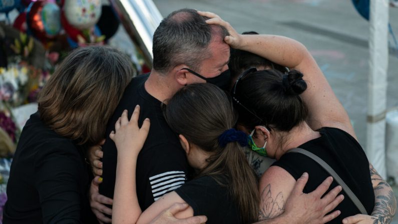 Vista general del memorial por el oficial de policía asesinado Jonathan Shoop fuera del Departamento de Policía de Bothell en Bothell, Washington, el 14 de julio de 2020. (David Ryder/Getty Images)