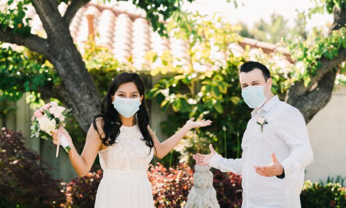 Brad e Yvette tuvieron una ceremonia más íntima de lo imaginado para su boda el 23 de mayo de 2020. (Fotografía de Jim Kennedy)