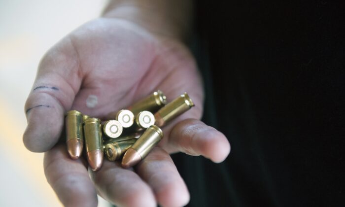 Una persona sostiene balas en una fotografía de archivo. (Jason Connolly/AFP vía Getty Images)