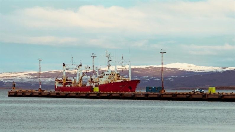 Fotografía de la provincia de Tierra del Fuego, Argentina, que muestra un buque pesquero en el extremo sur del país. (EFE/ Secretaria de Comunicación Digital y Medios de la provincia de Tierra del Fuego)