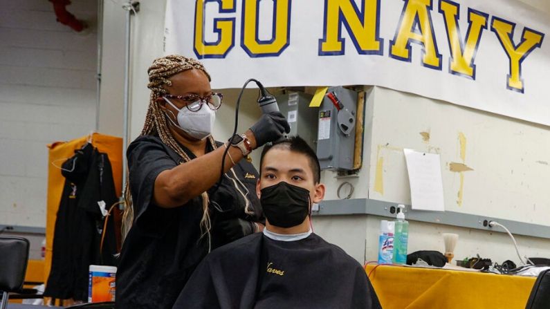 Plebe, Kenneth Nguyen de Oregon, se corta el pelo en una barbería vacía el Día de la Inducción el 30 de junio de 2020 en la Academia Naval de los Estados Unidos en Annapolis, Maryland. (Patrick Smith/Getty Images)