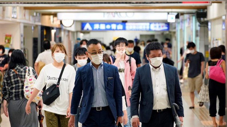 Tokio se registraron 224 contagios durante el 9 de julio de 2020, la mayor cifra diaria desde que el virus del PCCh empezó a azotar al país. EFE/EPA/FRANCK ROBICHON