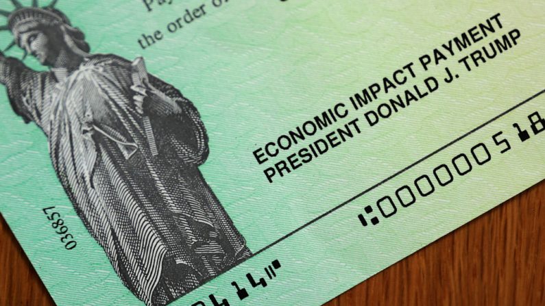 El nombre del entonces presidente de Estados Unidos, Donald Trump, aparece en los cheques de apoyo económico que fueron enviados a los ciudadanos de todo el país, el 29 de abril de 2020, en Washington, D.C. (Chip Somodevilla/Getty Images)
