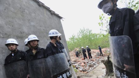 Policía china reprime a propietarios que defienden sus casas de la demolición forzada en Beijing