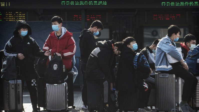 Estudiantes chinos usan mascarillas mientras esperan tomar un tren luego del receso del Año Nuevo Chino en Beijing, China, el 31 de enero de 2020. (Kevin Frayer/Getty Images)