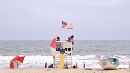 Hombre salva a mujer de 20 años ahogándose en costa de Jersey: «Agradezco a Dios que me haya puesto allí»