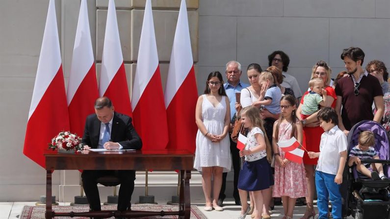 El presidente polanco Andrzej Duda firmó el 6 de julio de 2020 un borrador de enmienda constitucional para prohibir que las parejas del mismo sexo puedan adoptar niños. EFE/EPA/Pawel Supernak