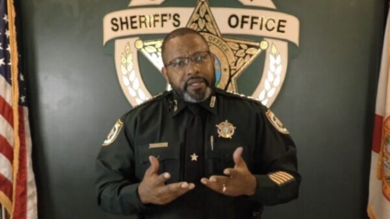 El sheriff del condado de Clay, Darryl Daniels, da una conferencia de prensa el 12 de marzo de 2019. (Oficina del Sheriff del Condado de Clay)
