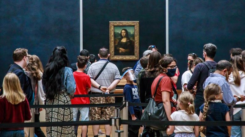 Visitantes ataviados con mascarillas esperan para ver "La Gioconda", del artista italiano Leonardo Da Vinci, el 6 de julio de 2020 en el Museo del Louvre, en París, Francia. EFE/Christophe Petit Tesson