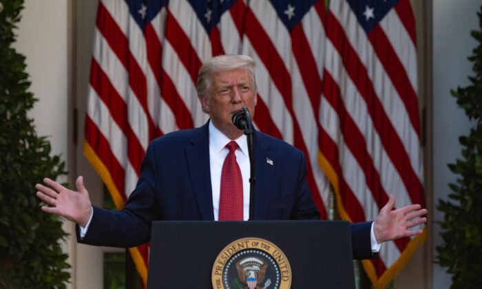 El presidente Donald Trump hace un gesto mientras da una conferencia de prensa en la Rosaleda de la Casa Blanca el 14 de julio de 2020. (Jim Watson/AFP vía Getty Images)