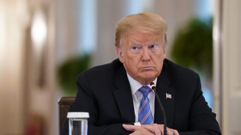 El presidente Donald Trump participa en una reunión de la Junta Asesora de Política de la Fuerza Laboral de los Estados Unidos en la Sala Este de la Casa Blanca en Washington el 26 de junio de 2020. (Drew Angerer/Getty Images)
