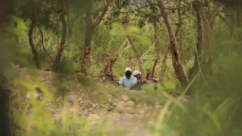 Fotografía de personas del lado colombiano cerca de uno de los pasos ilegales, llamados "trochas", en San Antonio del Táchira (Venezuela). EFE/Johnny Parra/Archivo