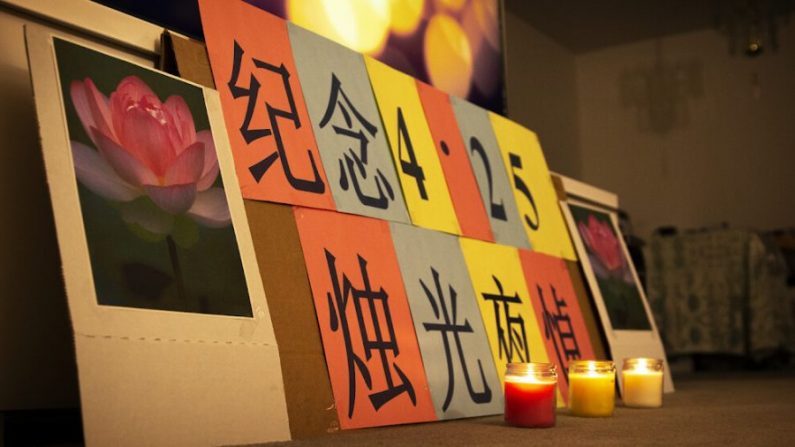 Practicantes de Falun Gong colocan velas para marcar el 21º aniversario de de persecución en China, en Nueva York, N.Y., el 23 de abril de 2020. (Cortesía del Centro Tuidang)