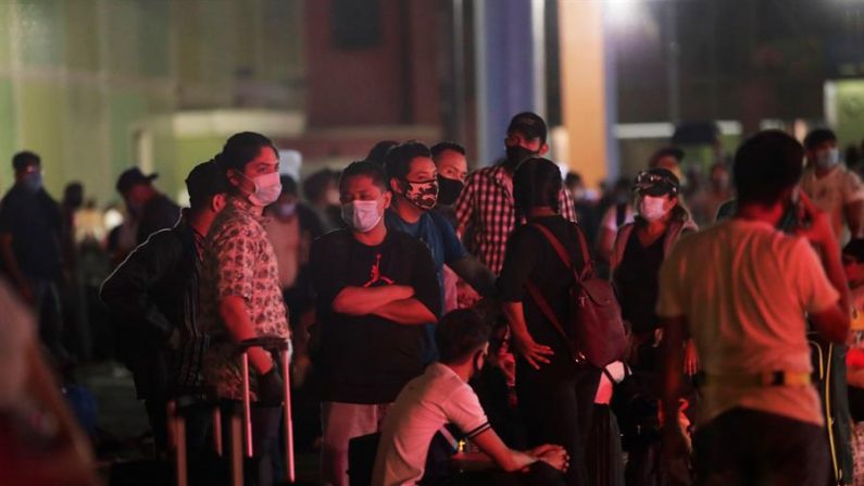 Grupos de nicaragüenses hacen fila el 1 de julio de 2020 en la Terminal Nacional de Transporte en Ciudad de Panamá (Panamá) para regresar a su país.  EFE/ Bienvenido Velasco