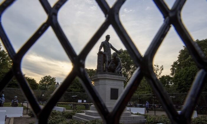 La valla erigida para proteger el Memorial de la Emancipación de las personas que dijeron que querían derribarlo se muestra en Washington el 26 de junio de 2020. (Tasos Katopodis/Getty Images)
