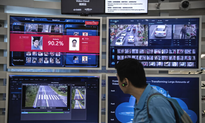 En los monitores del campus Bantian de Huawei en Shenzhen (China), el 26 de abril de 2019, se ve una pantalla de reconocimiento facial e inteligencia artificial. (Kevin Frayer/Getty Images)