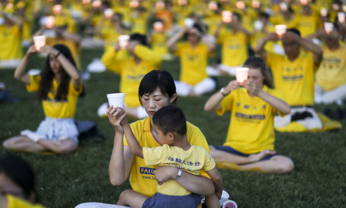 Los practicantes de Falun Gong participan en una vigilia a la luz de las velas para conmemorar el 20 aniversario de la persecución a Falun Gong en China, en el West Lawn de Capitol Hill el 18 de julio de 2019. (Samira Bouaou/The Epoch Times)
