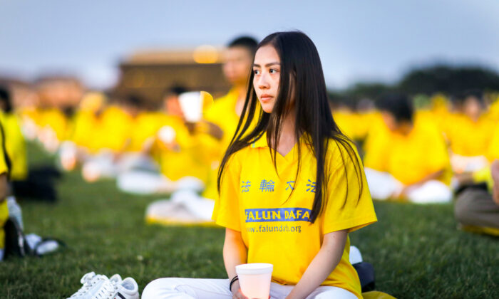 Practicantes de Falun Gong participan en una vigilia a la luz de las velas en conmemoración del 20º aniversario de la persecución de Falun Gong en China en el jardín occidental del Capitolio el 18 de julio de 2019. (Samira Bouaou/The Epoch Times)