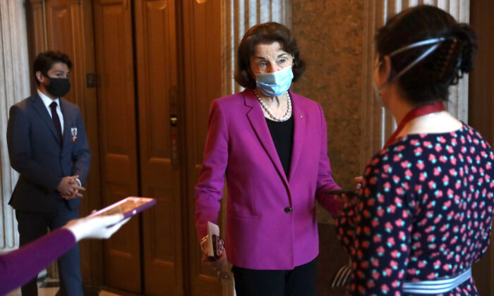 La senadora Dianne Feinstein (D-Calif.) habla con miembros de la prensa en el Capitolio de Estados Unidos en Washington, el 7 de mayo de 2020. (Alex Wong / Getty Images)