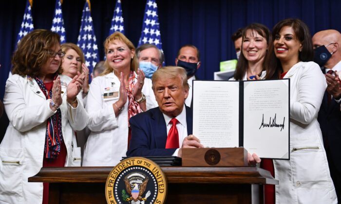 El presidente Donald Trump firma una orden ejecutiva para reducir los precios de los fármacos en la Casa Blanca en Washington el 24 de julio de 2020. (Brendan Smialowski / AFP a través de Getty Images)