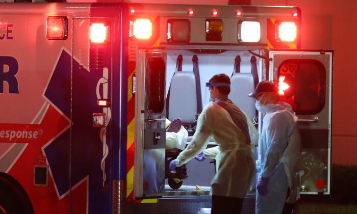 Un paciente es sacado de una ambulancia del Centro Médico Broward en Fort Lauderdale, Florida, el 2 de abril de 2020. (Joe Raedle/Getty Images)