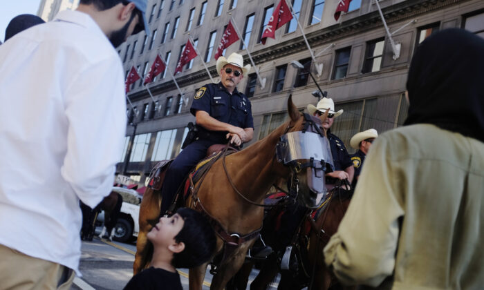 Un niño y su familia miran los caballos de la policía de Fort Worth, Texas, en el tercer día de la Convención Nacional Republicana en Cleveland, Ohio, el 20 de julio de 2016. (Dominick Reuter/AFP a través de Getty Images)

