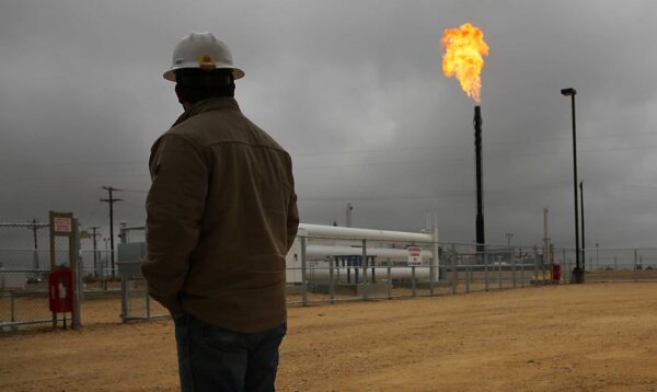 El gas natural se quema en las operaciones de la Corporación Apache en la planta de gas natural de Deadwood en la Cuenca Pérmica en Garden City, Texas, el 5 de febrero de 2015. (Spencer Platt/Getty Images)