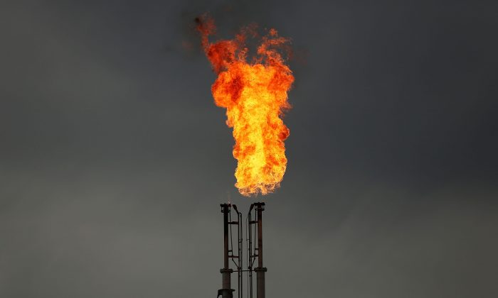 El gas natural se quema en una planta en las afueras de la ciudad de Cuero, Texas. (Spencer Platt/Getty Images)