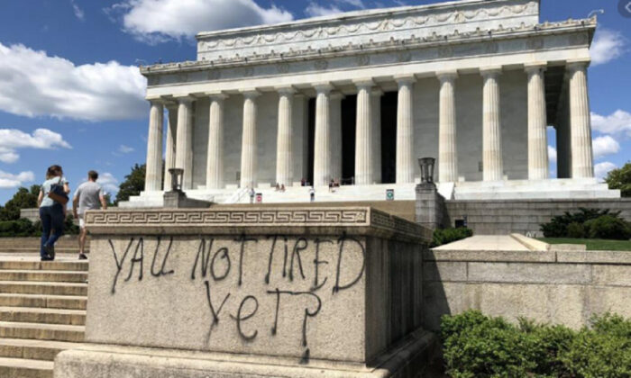 Graffiti en el Monumento a Lincoln en Washington. (Oficina del fiscal de EE. UU.)