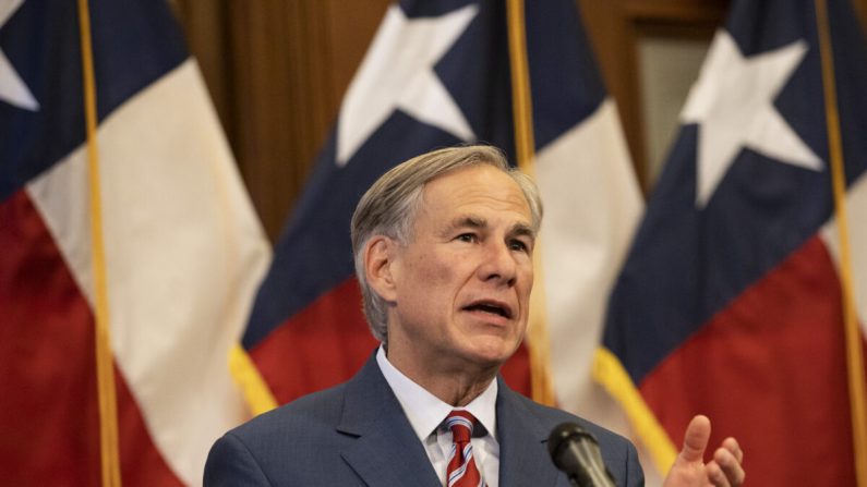 El gobernador de Texas Greg Abbott habla en una conferencia de prensa en Austin, Texas, el 18 de mayo de 2020. (Lynda M. Gonzalez/Pool/Getty Images)