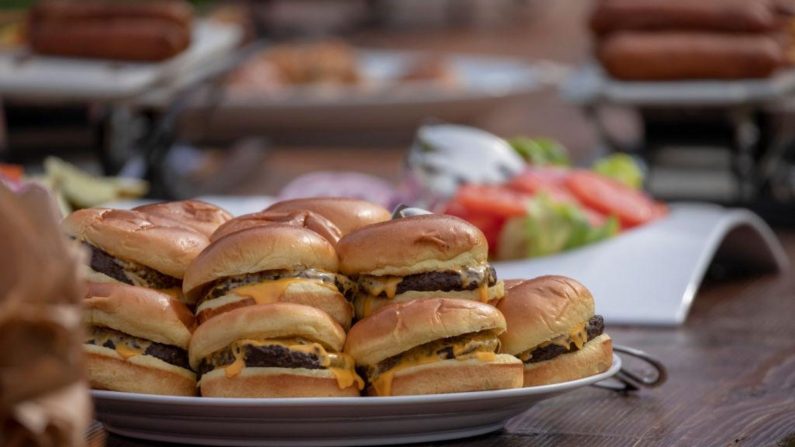 Foto de archivo de hamburguesas con queso. (Alex Edelman/Getty Images)