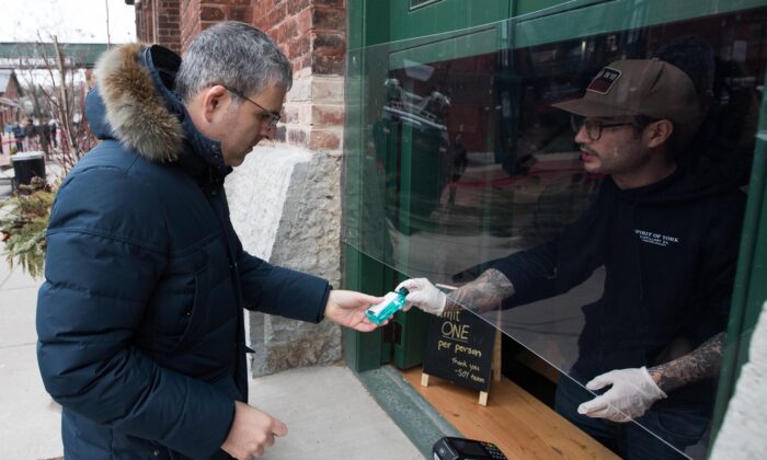 Un cliente compra un desinfectante para manos en Toronto, Ontario, Canadá, el 19 de marzo de 2020. (Lars Hagberg/AFP vía Getty Images)