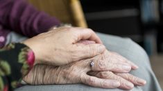 Estados permiten las visitas a hogares de ancianos por aislamiento severo de sus residentes