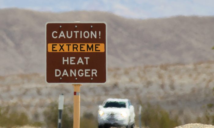 Una señal de advertencia de peligro de calor en el Parque Nacional del Valle de la Muerte, California. (David McNew/Getty Images)