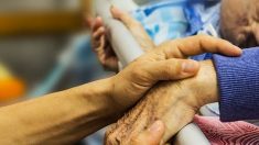 Pareja unida por 69 años se toma de las manos y comparte el último adiós en el hospital