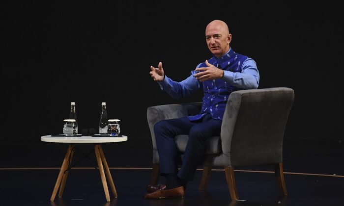 El CEO de Amazon, Jeff Bezos, habla durante el evento de la compañía en Nueva Delhi, India, el 15 de enero de 2020. (Sajjad Hussain/AFP vía Getty Images)
