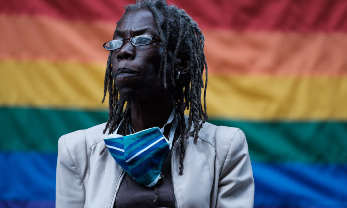 La comisionada de Portland, Jo Ann Hardesty, habla en una reunión en el Centro de Justicia del Condado de Multnomah en Portland, Oregon, Estados Unidos, el 17 de julio de 2020. (Mason Trinca/Getty Images)