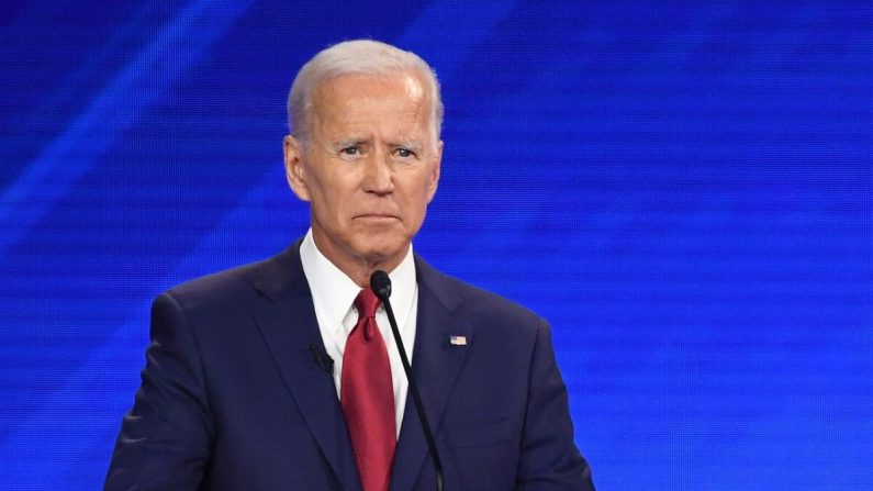 El candidato presidencial demócrata, el exvicepresidente Joe Biden, habla durante un debate de primarias en Houston, Texas, el 12 de septiembre de 2019. (Robyn Beck/AFP vía Getty Images)