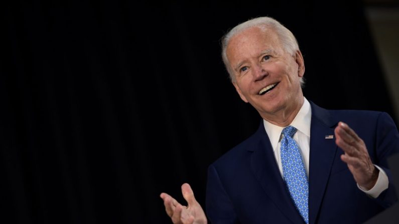 El candidato presidencial demócrata Joe Biden responde a las preguntas después de hablar sobre la pandemia del virus del PCCh y la economía en Wilmington, Del., el 30 de junio de 2020. (Brendan Smialowski/AFP vía Getty Images)
